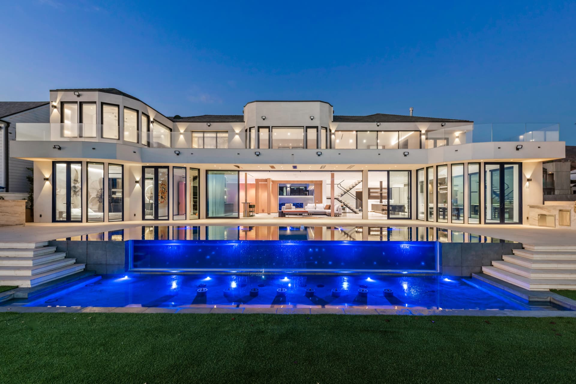 Villa Broad