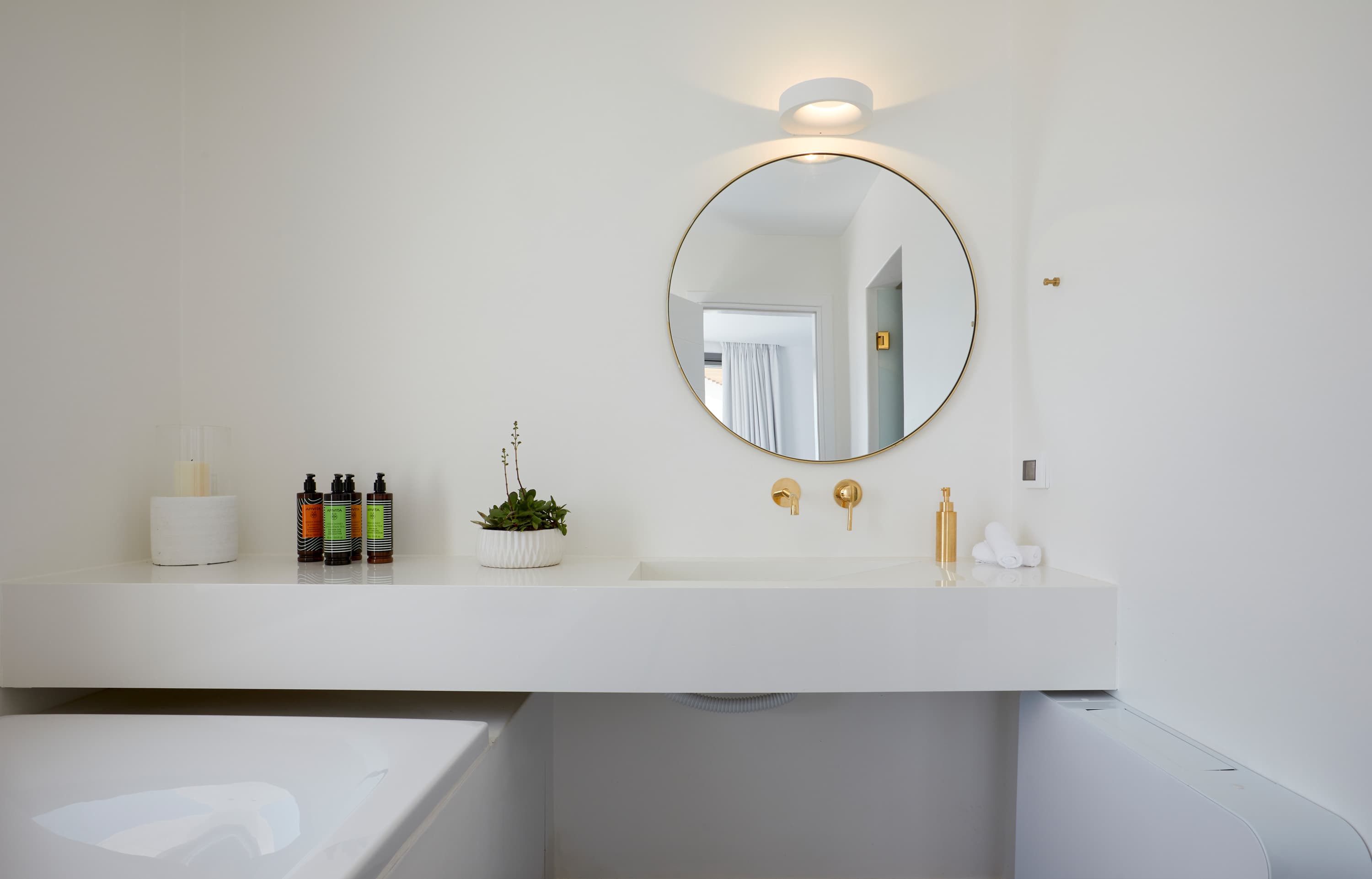 Kamini White — image 7