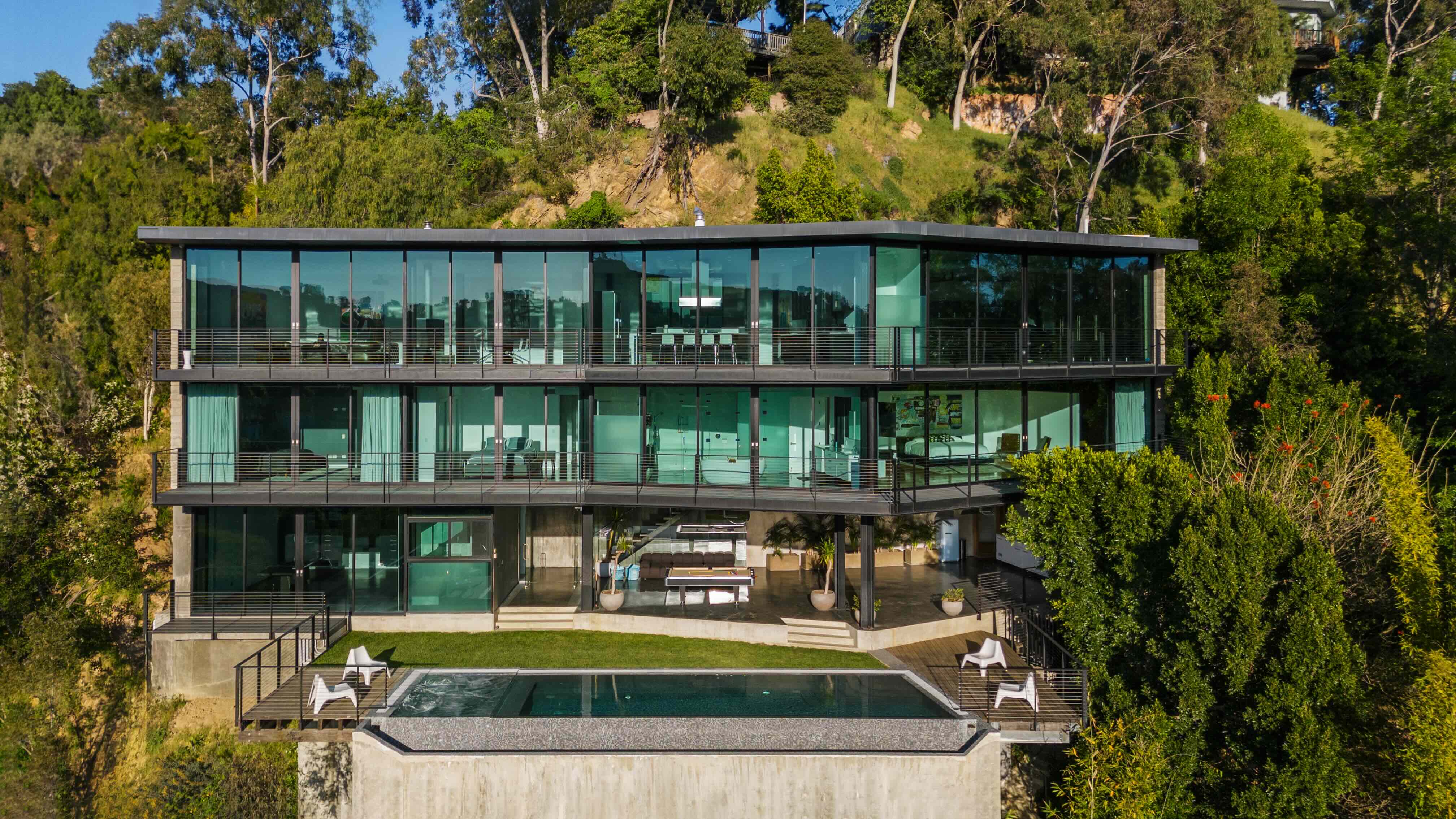 Villa Glass Mansion — image 2
