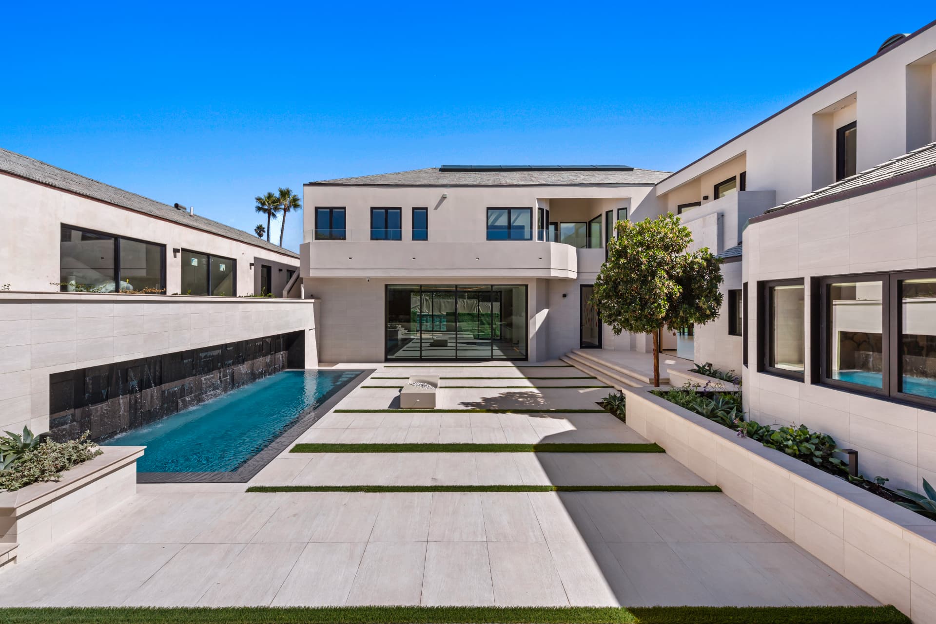 Villa Broad — image 2